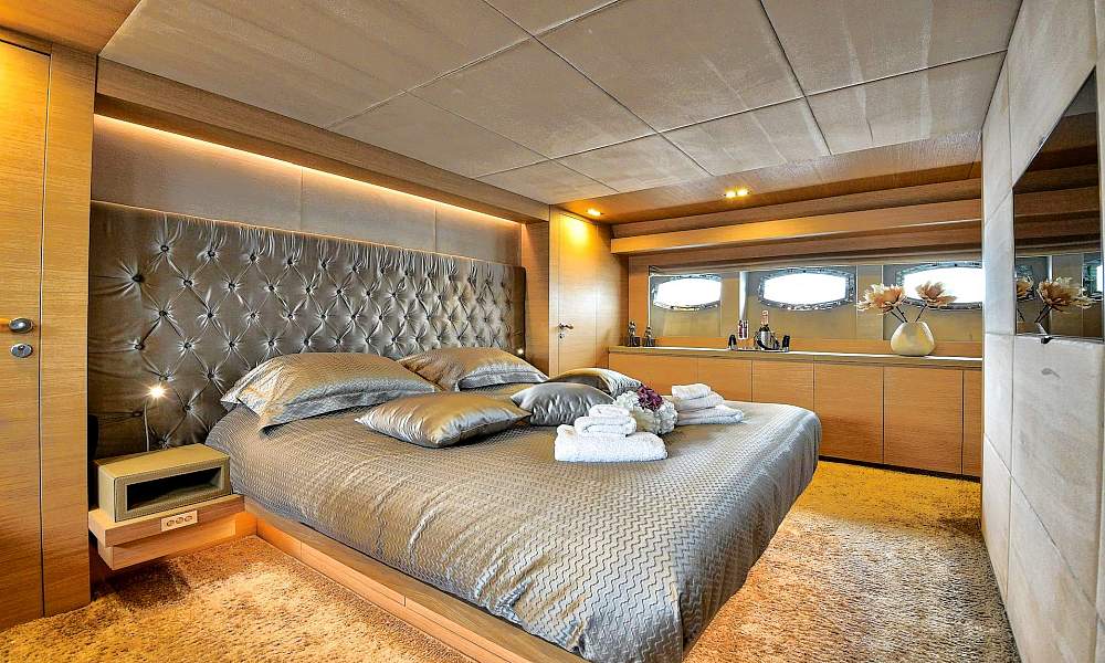 Charter-Motor-Yacht-AMER-ICA-in-Greece-HELLAS-YACHTING-10